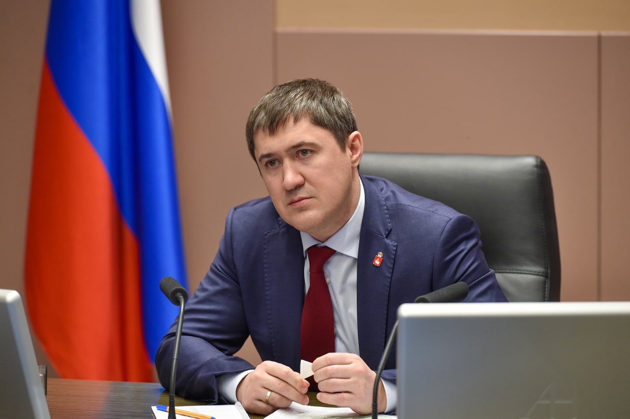 В Перми джазовый оркестр поздравил губернатора Дмитрия Махонина мелодией из «Чебурашки»