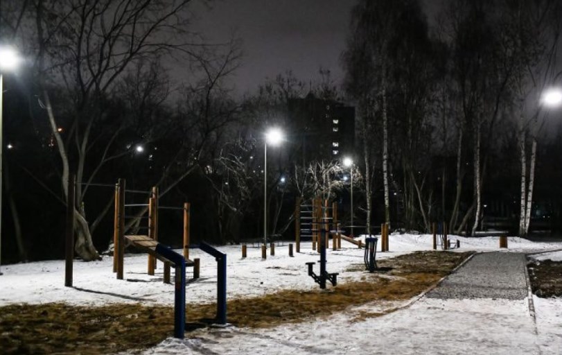 В пермском сквере Каменских на Данилихе сделали освещение