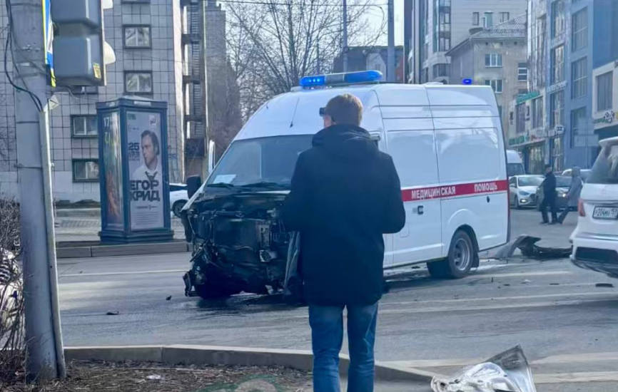 В центре Перми машина скорой помощи попала в ДТП